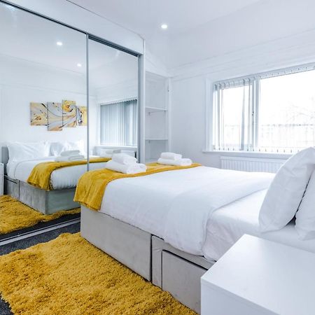 Nice Three Bedroom House In แมนเชสเตอร์ ภายนอก รูปภาพ