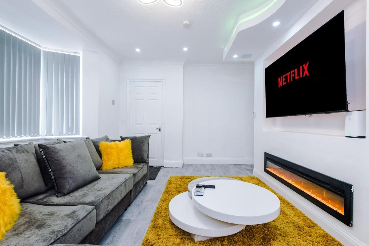 Nice Three Bedroom House In แมนเชสเตอร์ ภายนอก รูปภาพ