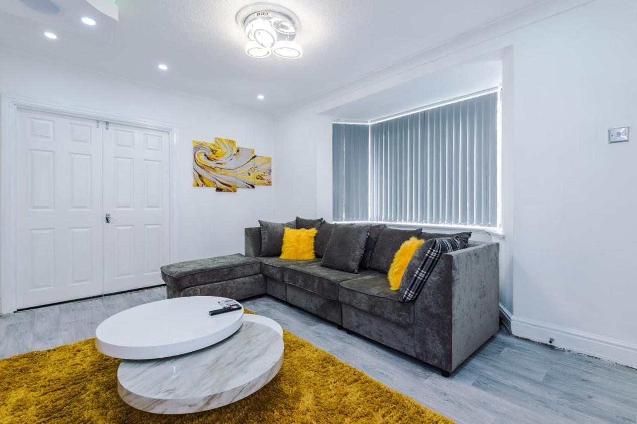Nice Three Bedroom House In แมนเชสเตอร์ ภายนอก รูปภาพ