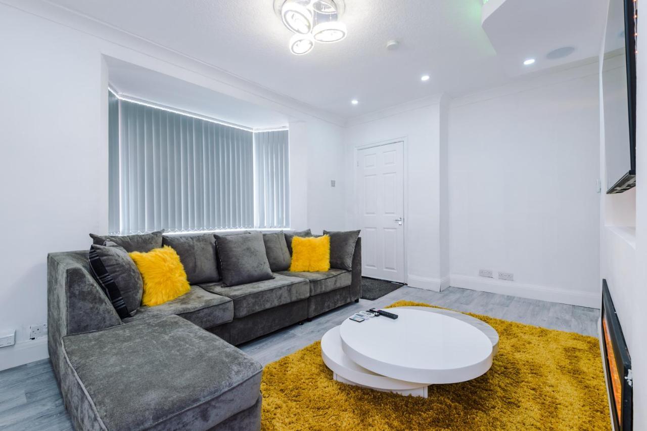 Nice Three Bedroom House In แมนเชสเตอร์ ภายนอก รูปภาพ
