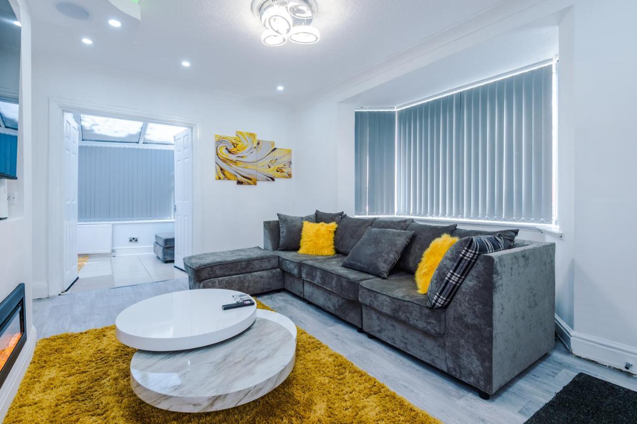 Nice Three Bedroom House In แมนเชสเตอร์ ภายนอก รูปภาพ