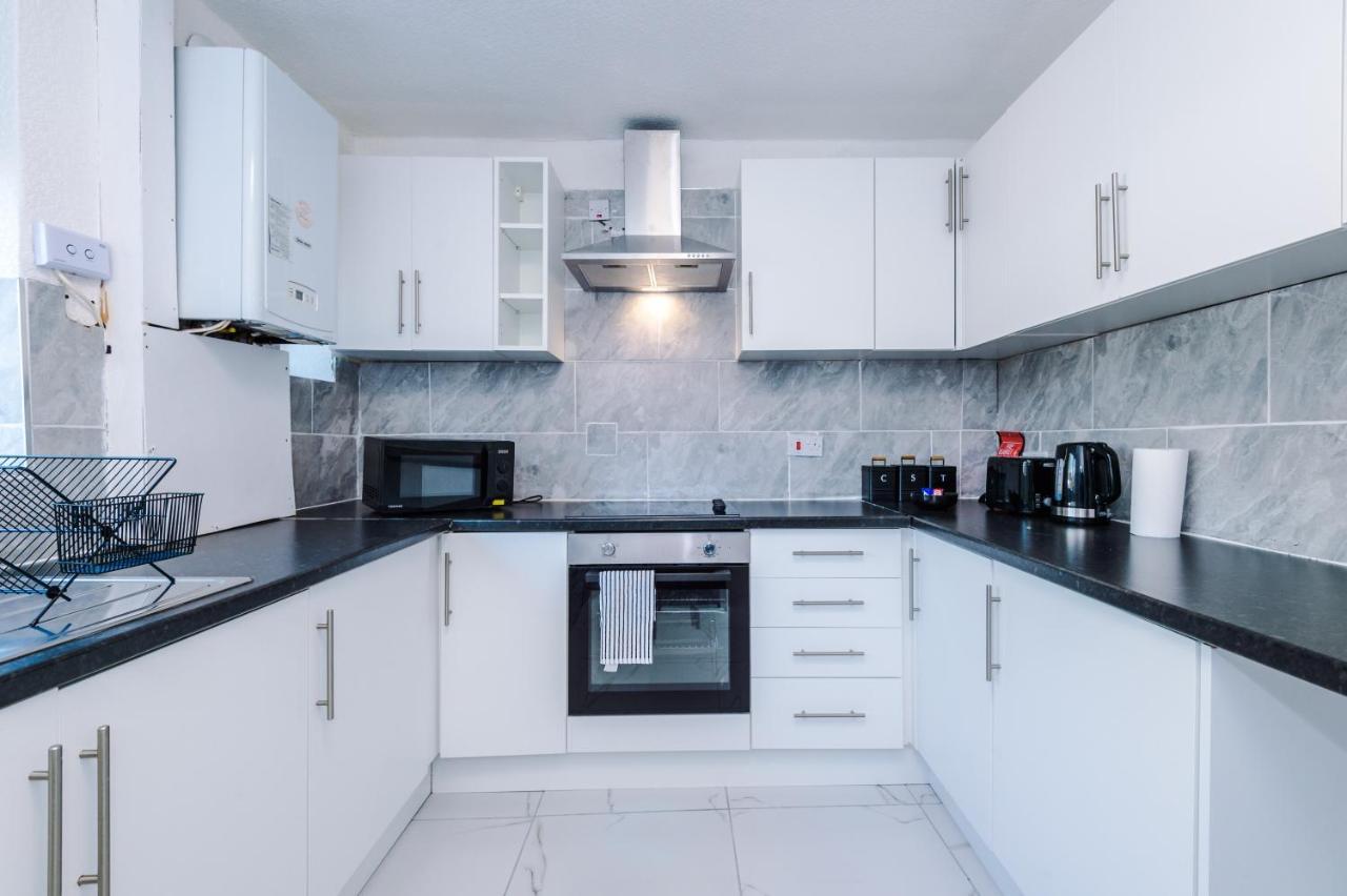 Nice Three Bedroom House In แมนเชสเตอร์ ภายนอก รูปภาพ