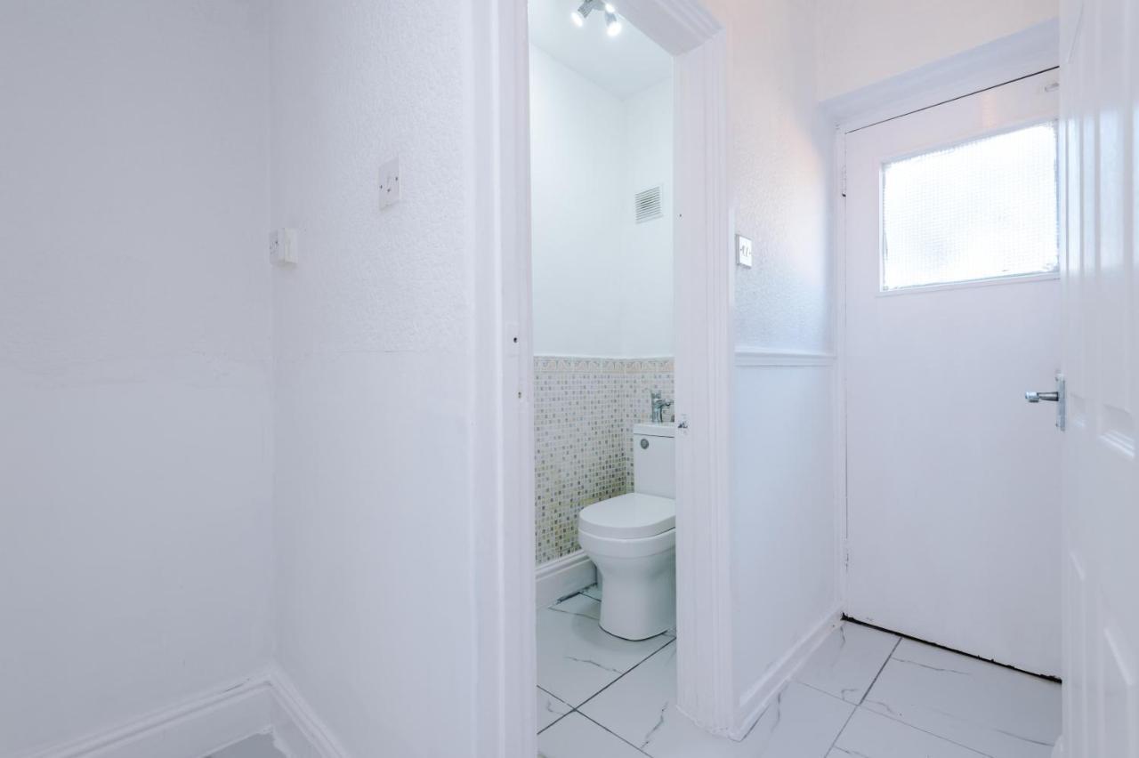 Nice Three Bedroom House In แมนเชสเตอร์ ภายนอก รูปภาพ