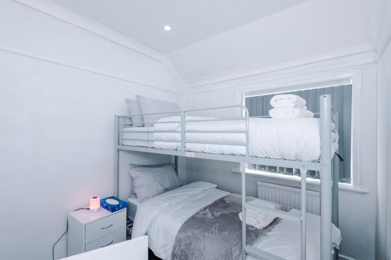 Nice Three Bedroom House In แมนเชสเตอร์ ภายนอก รูปภาพ