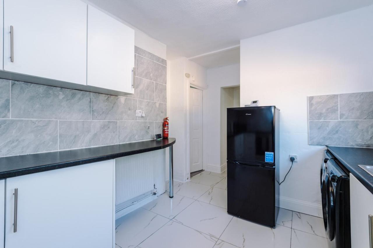 Nice Three Bedroom House In แมนเชสเตอร์ ภายนอก รูปภาพ